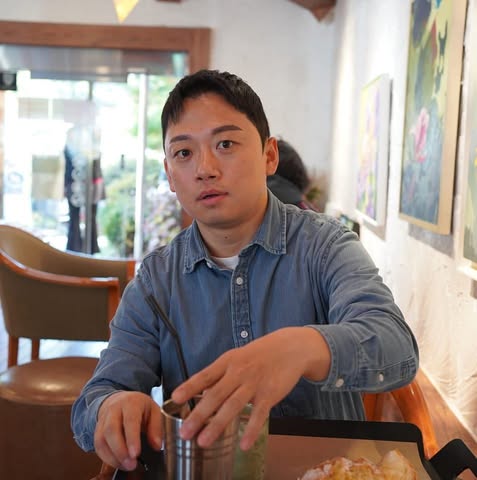 카페에 앉아 있는 이성현